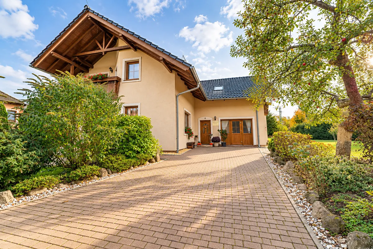 Prodej rodinného domu 205 m², pozemek 2611 m²